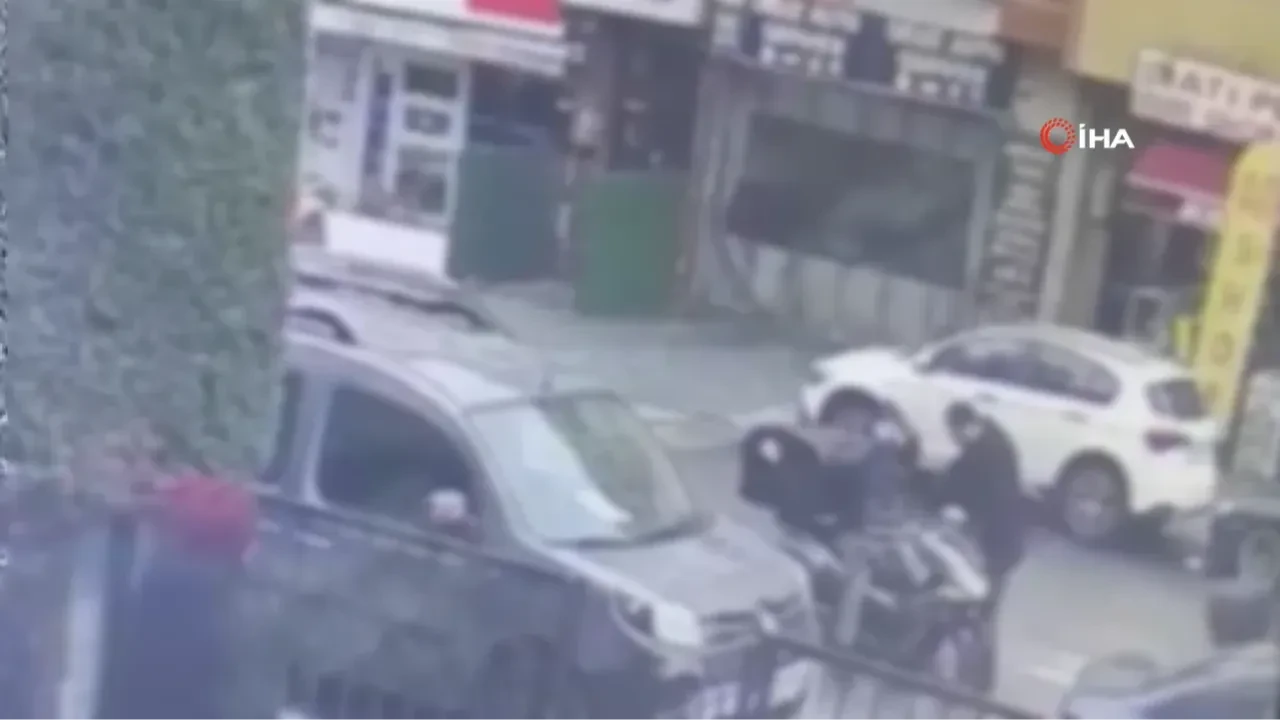 Ümraniye'de motosiklet çalan şahıs seyir halindeyken yakalandı: O anlar kamerada!