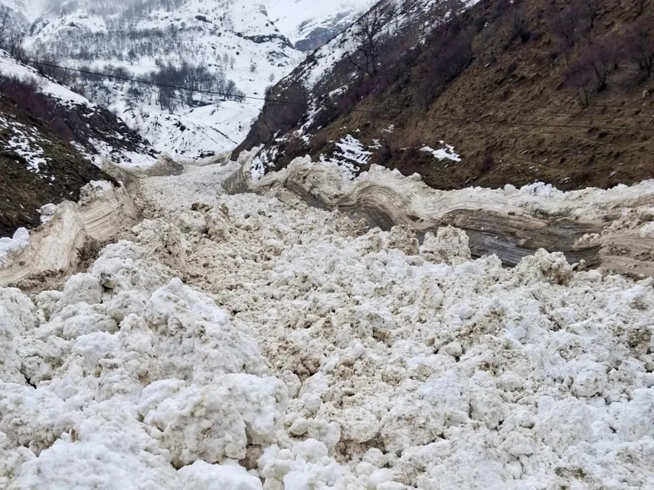 Van Çatak'ta çığ düştü: Ulaşım durdu!