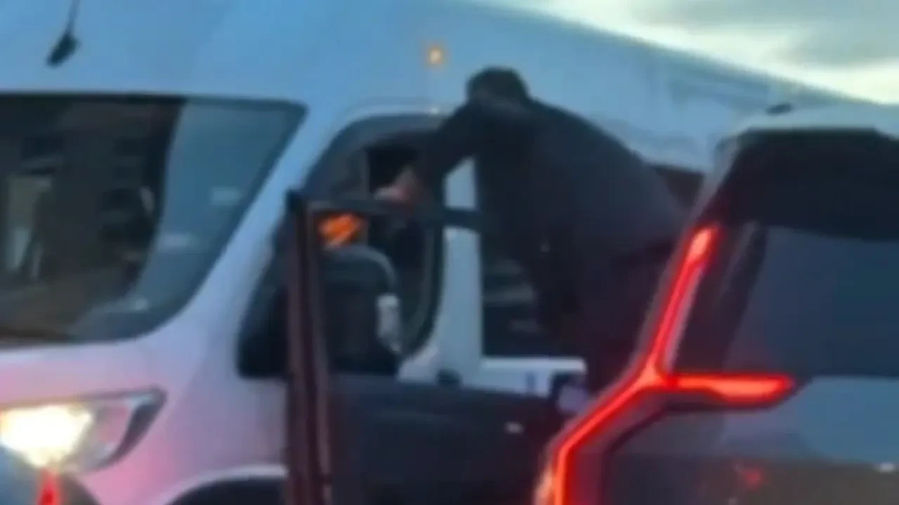 180 bin lira ceza ödememek için şekilden şekle girdi! Aracından inmeden böyle kavga etti 