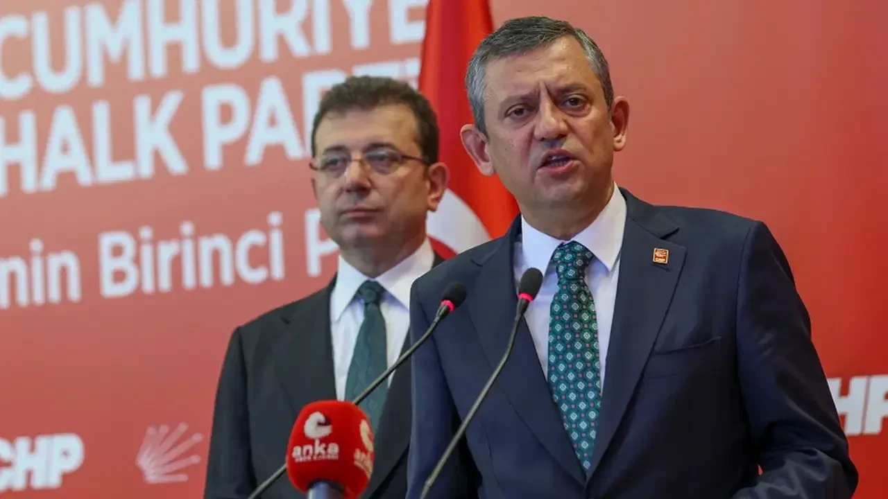 AK Parti'li Eyyüp Kadir İnan'dan Özgür Özel'e sert sözler: İmamoğlu'nun sevimli şempanzesi