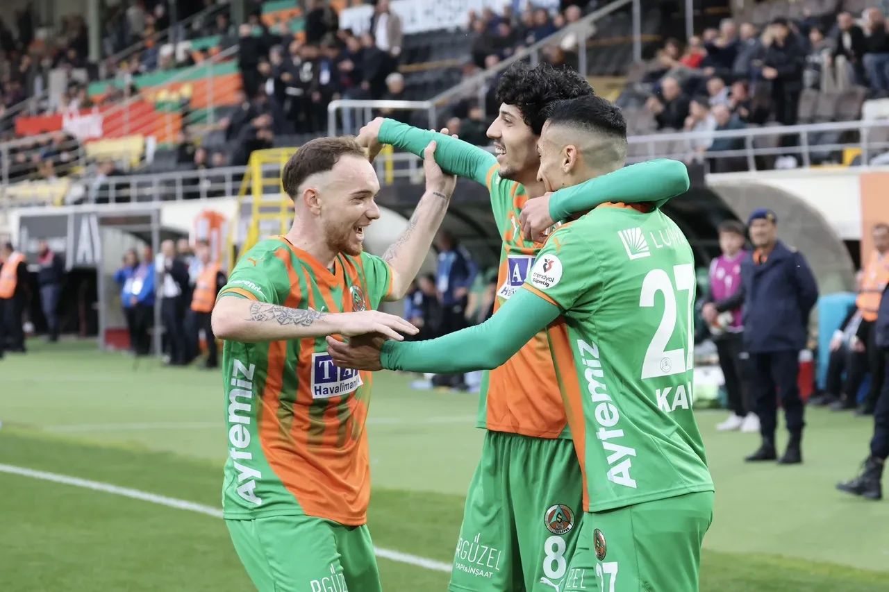 Alanyaspor galibiyet hasretini Kocaelispor maçıyla bitirdi: Akdeniz'de farklı skor!