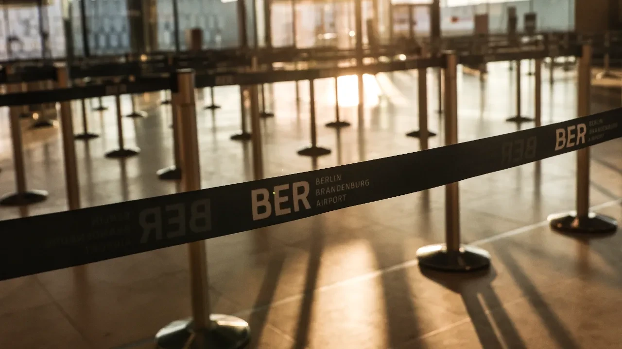 Berlin Brandenburg Havalimanı'ndaki grev hava trafiğini felç etti! Yüzlerce uçuş iptal oldu, on binlerce yolcu etkilendi