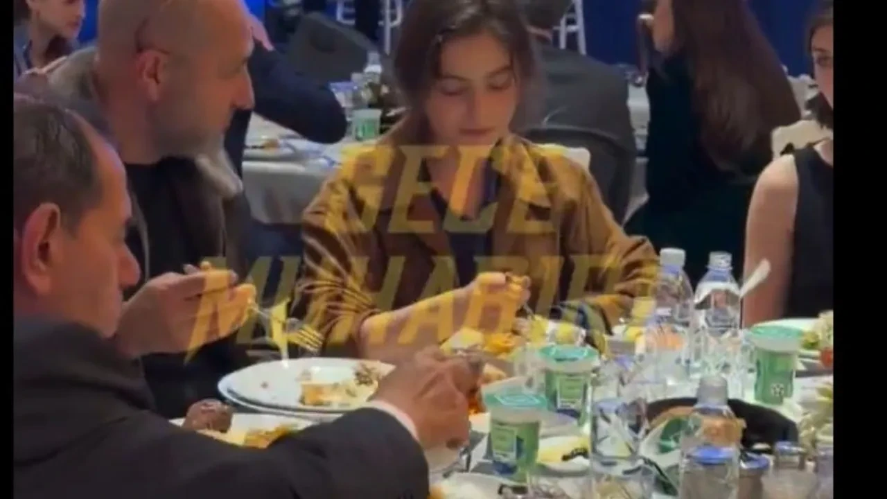 Bilal Erdoğan'ın düzenlediği iftara ünlüler akın etti! Taşacak Bu Deniz’in Ava Yaman’ı doğal güzelliği ile geceye damga vurdu