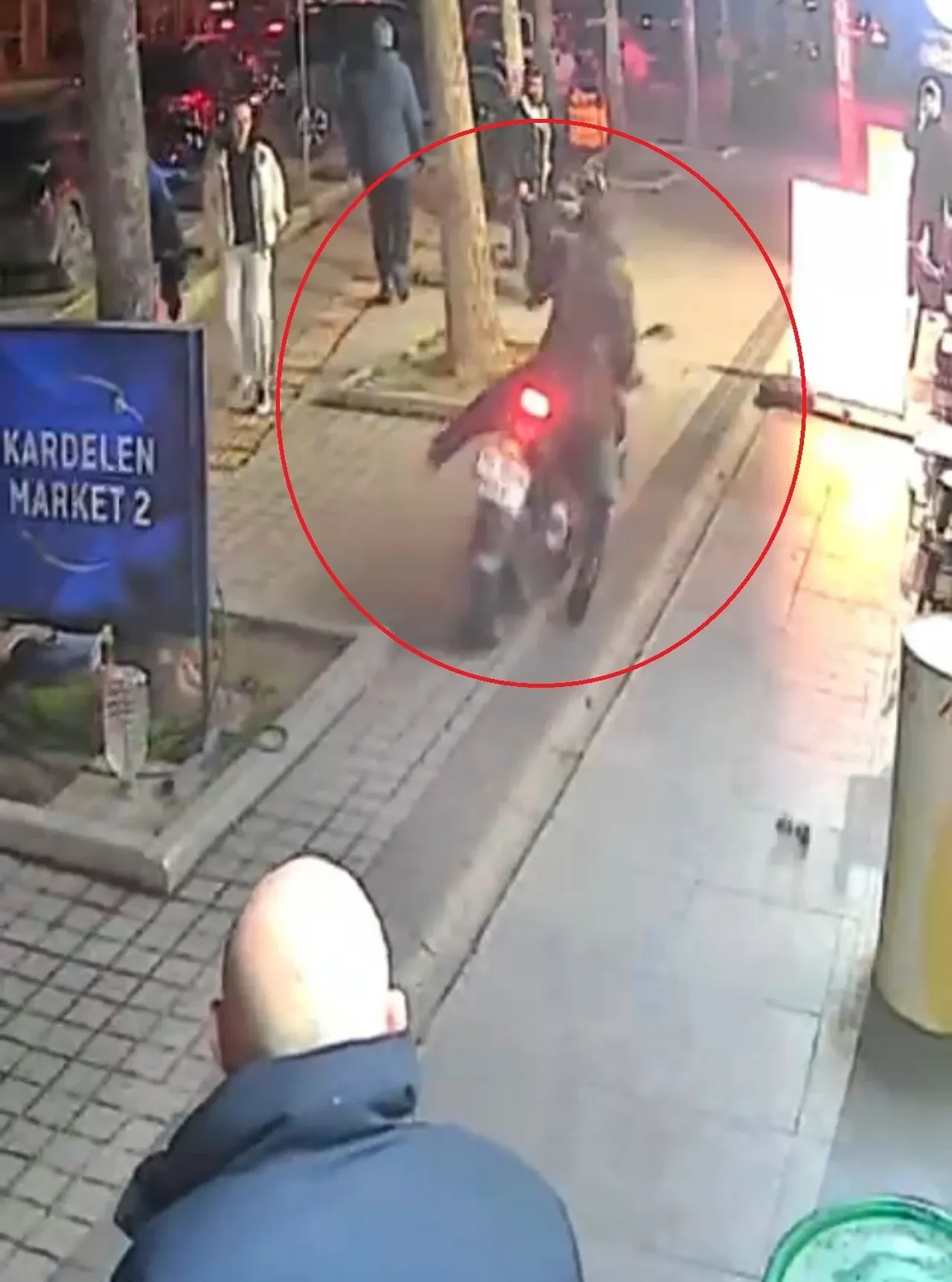 Bursa’da pes dedirten olay: Motosikletiyle kaza yaptı, tekel bayiine girip alkol aldı, çıkışta yardım edenlere saldırdı