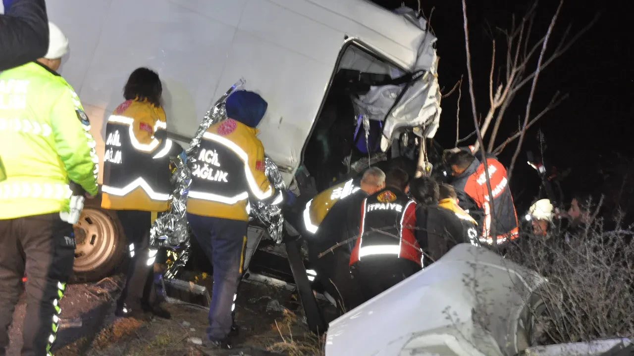 Edirne’de feci kaza: Tıra çarpan kamyonette 2 kişi öldü 1 kişi yaralandı