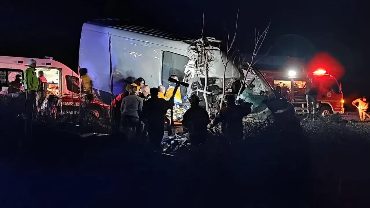 Edirne’de feci kaza: Tıra çarpan kamyonette 2 kişi öldü 1 kişi yaralandı