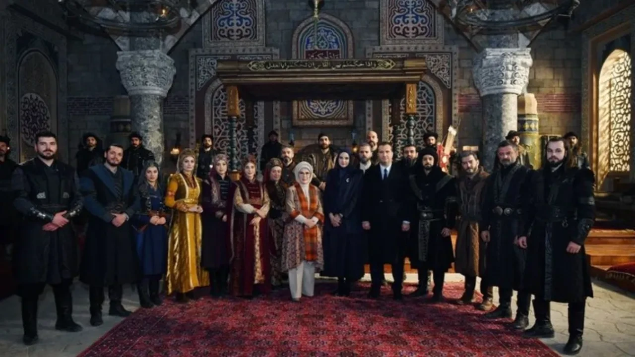 Emine Erdoğan Kuruluş Orhan setinde! Oyuncularla bir araya geldi
