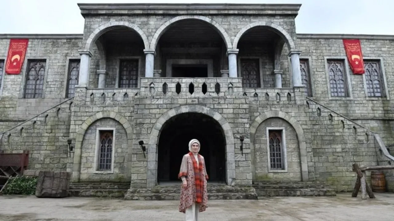 Emine Erdoğan Kuruluş Orhan setinde! Oyuncularla bir araya geldi