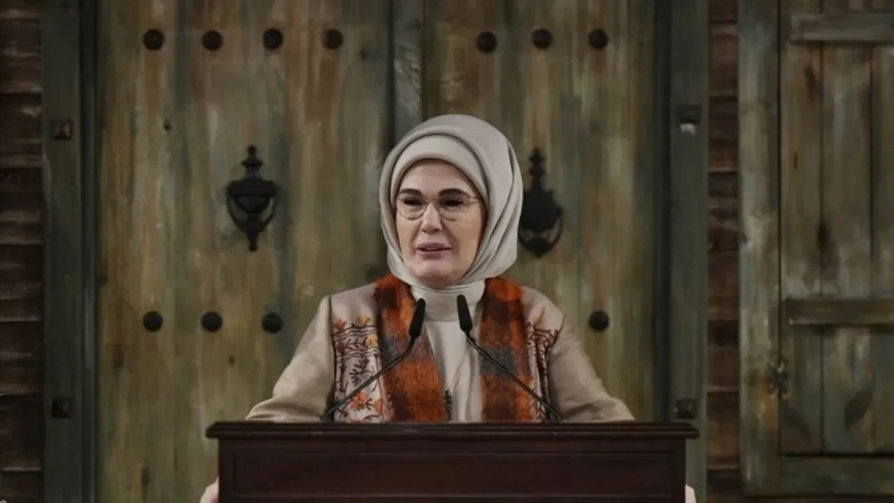 Emine Erdoğan Kuruluş Orhan setinde! Oyuncularla bir araya geldi