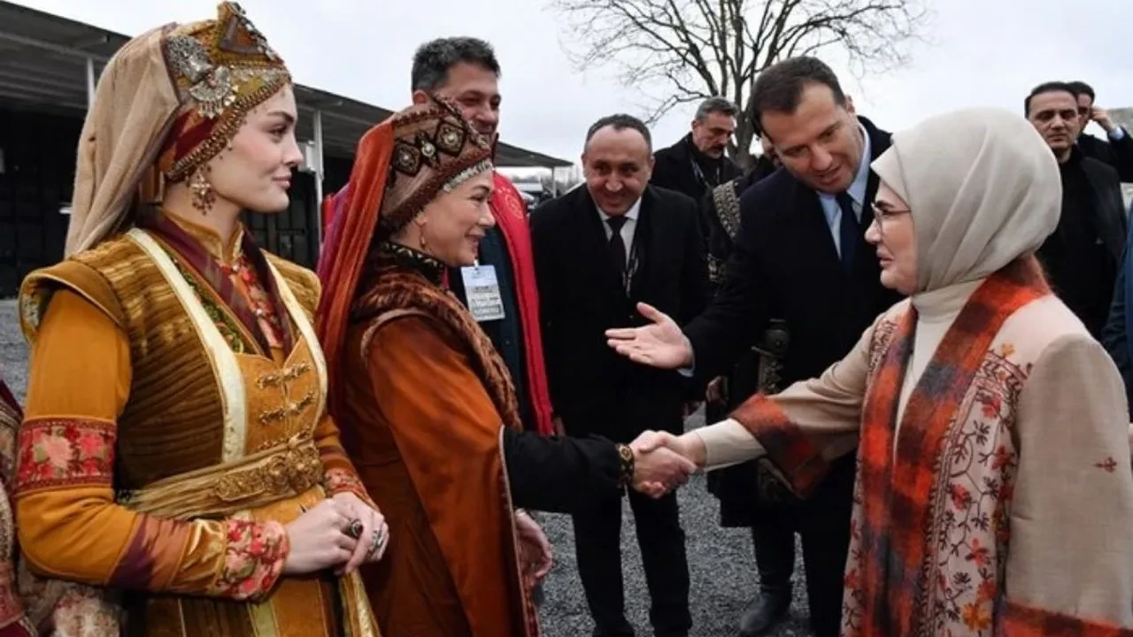 Emine Erdoğan Kuruluş Orhan setinde! Oyuncularla bir araya geldi