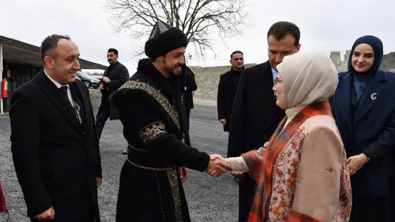 Emine Erdoğan Kuruluş Orhan setinde! Oyuncularla bir araya geldi