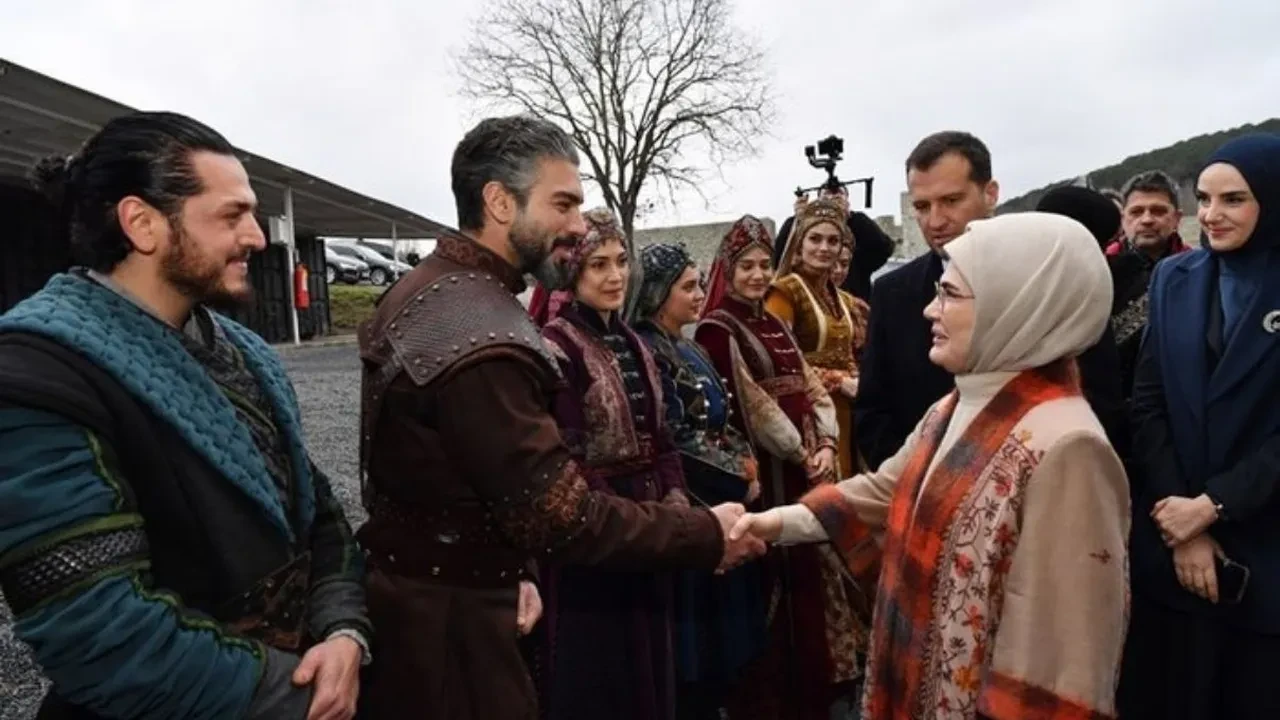 Emine Erdoğan Kuruluş Orhan setinde! Oyuncularla bir araya geldi