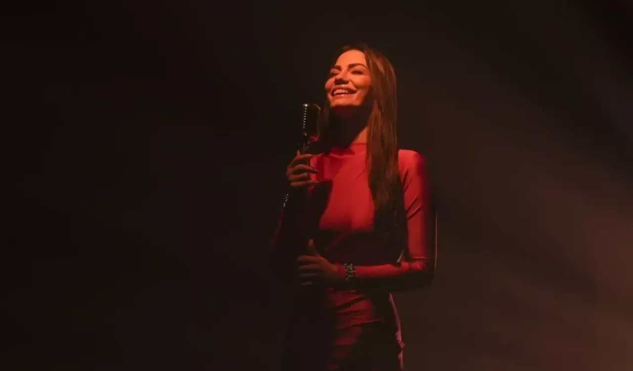 Eşref Rüya dizisinin Nisan'ı Demet Özdemir'in Söyleyin performansı dinleyenlerin ağzını açık bıraktırdı!