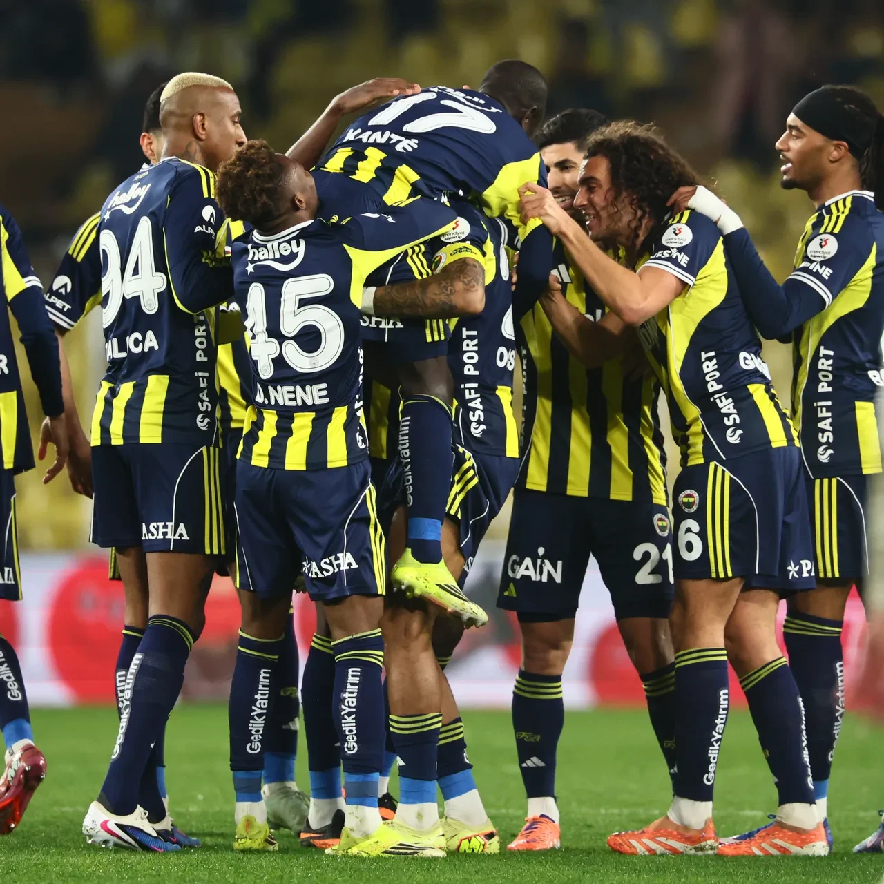 Fenerbahçe'de ayrılık resmen açıklandı: Prim iddiaları sonrasında yönetimden net yaptırım!