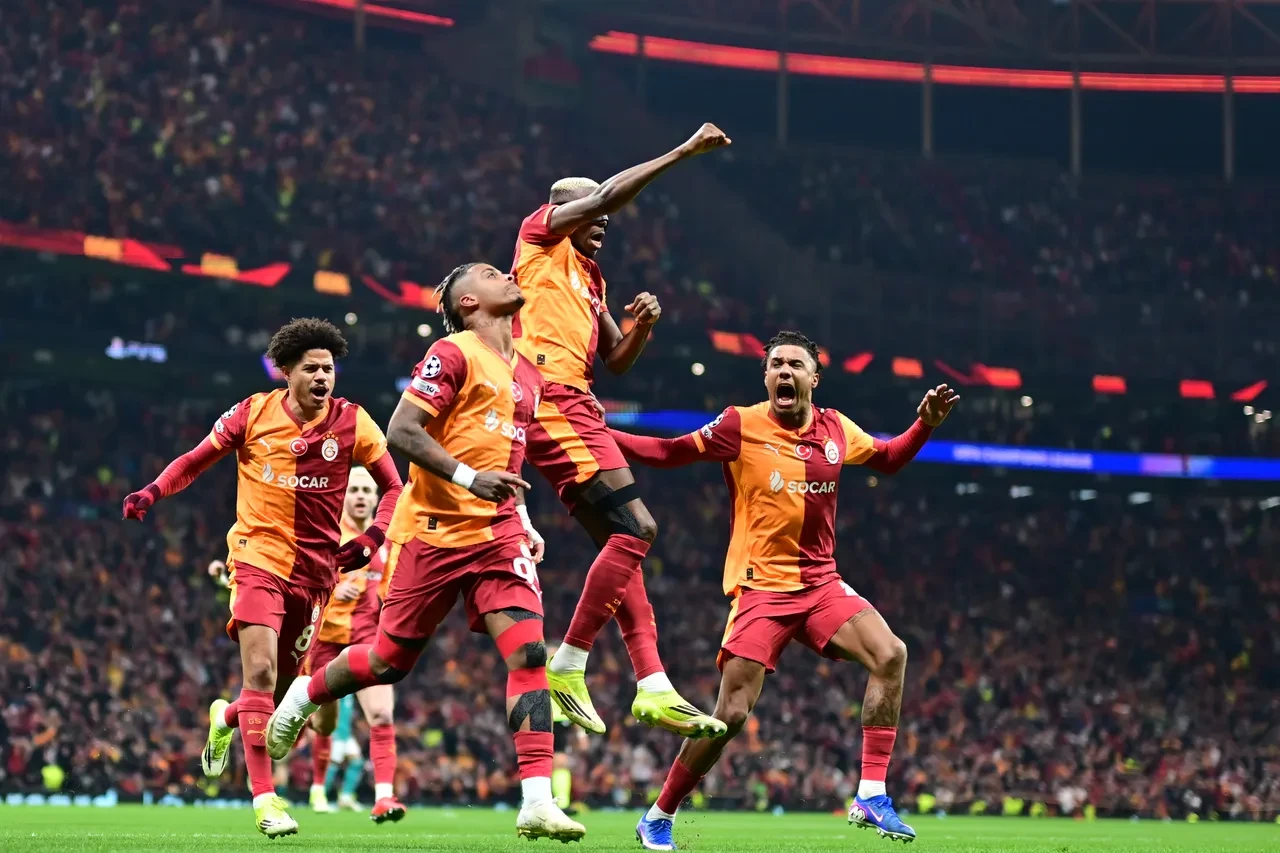Galatasaray Liverpool karşısında tur için sahada, dünya devleri ise tribünde: 4 yıldız isim yakın takipte!