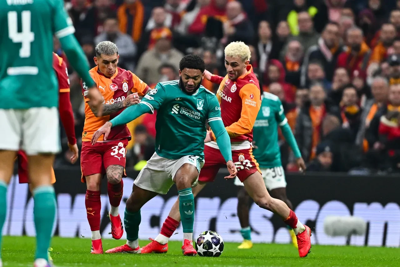 Galatasaray Liverpool karşısında tur için sahada, dünya devleri ise tribünde: 4 yıldız isim yakın takipte!