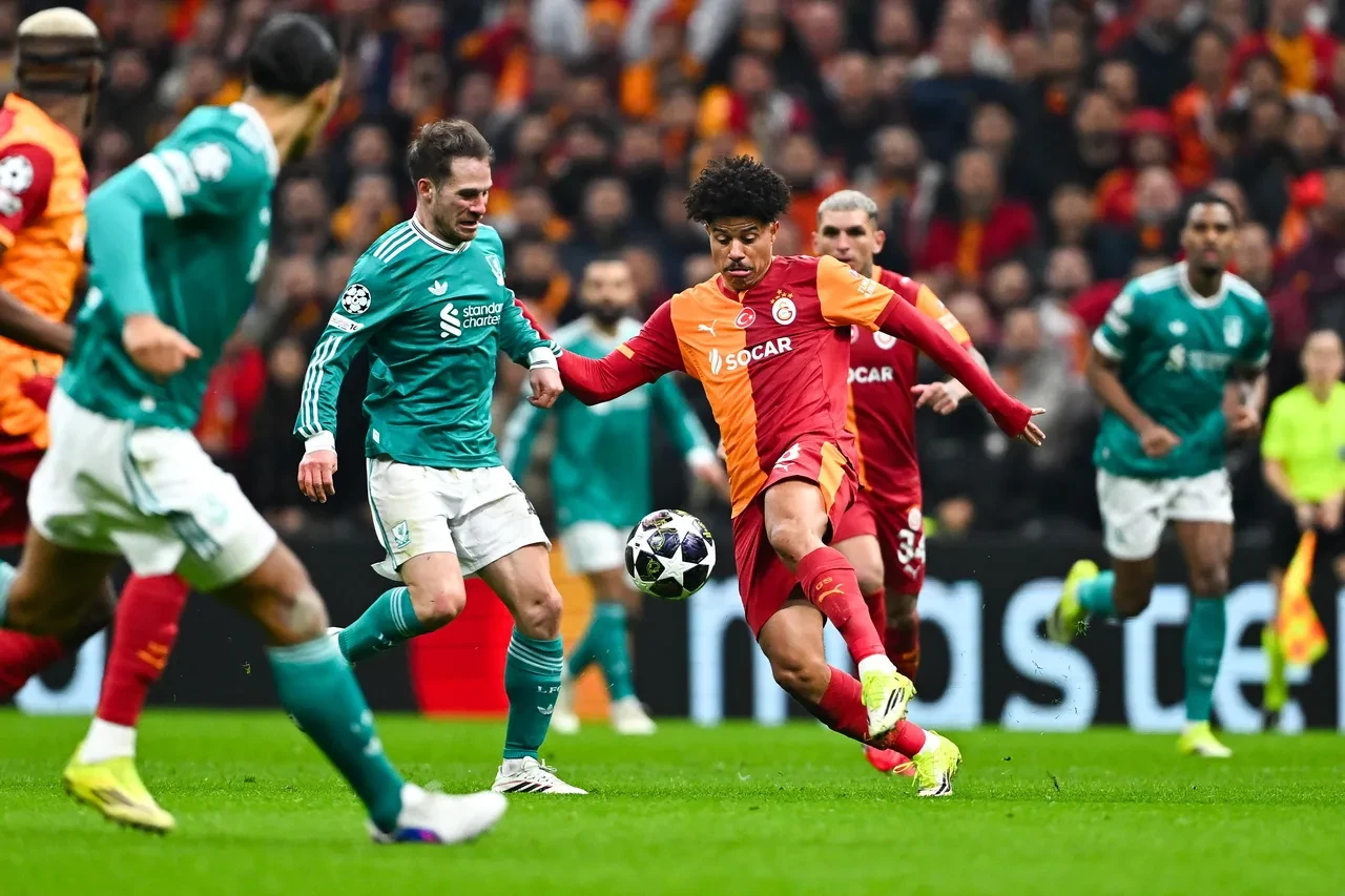 Galatasaray Liverpool karşısında tur için sahada, dünya devleri ise tribünde: 4 yıldız isim yakın takipte!