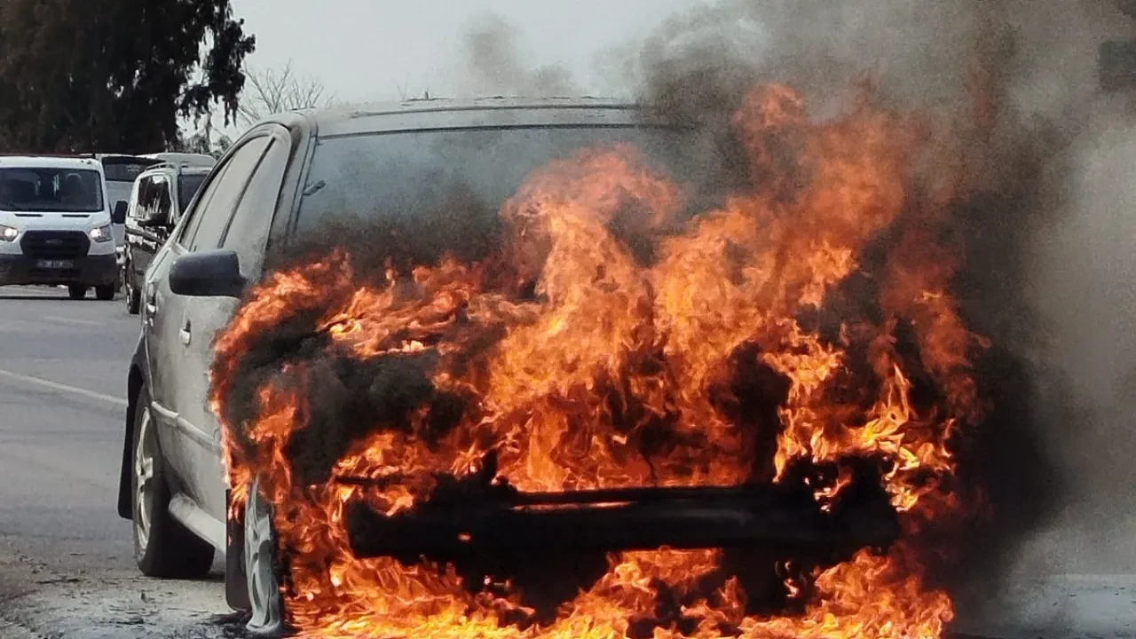 Henüz bir hafta önce almıştı: Cayır cayır yanan otomobil hurdaya çıktı