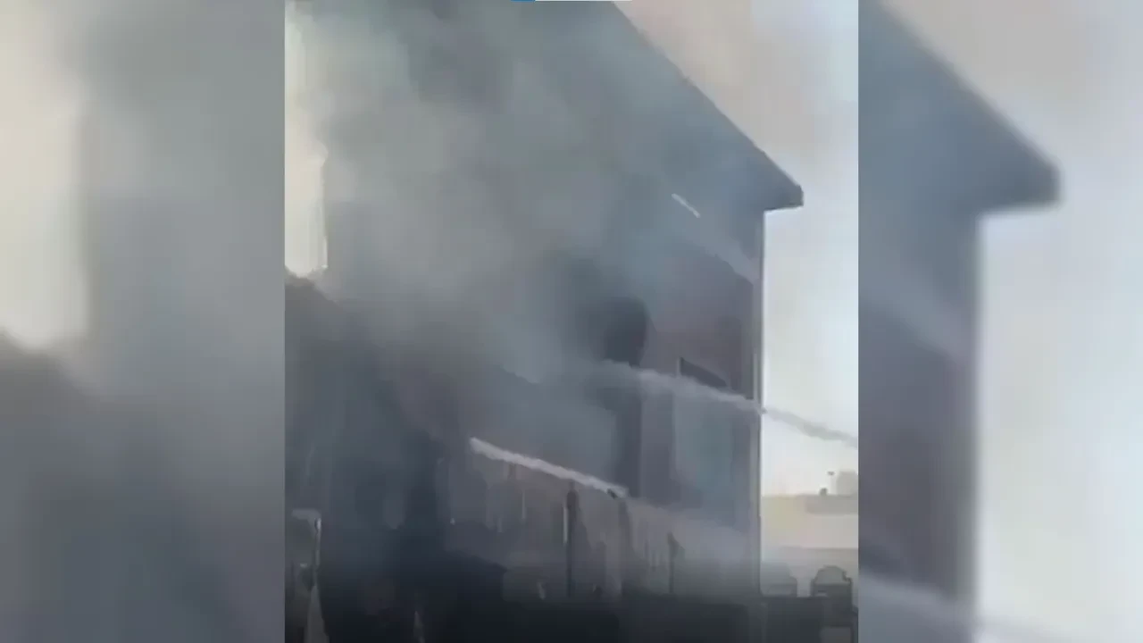 Hindistan'da çok katlı bina alevlere teslim oldu! Çok sayıda ölü var