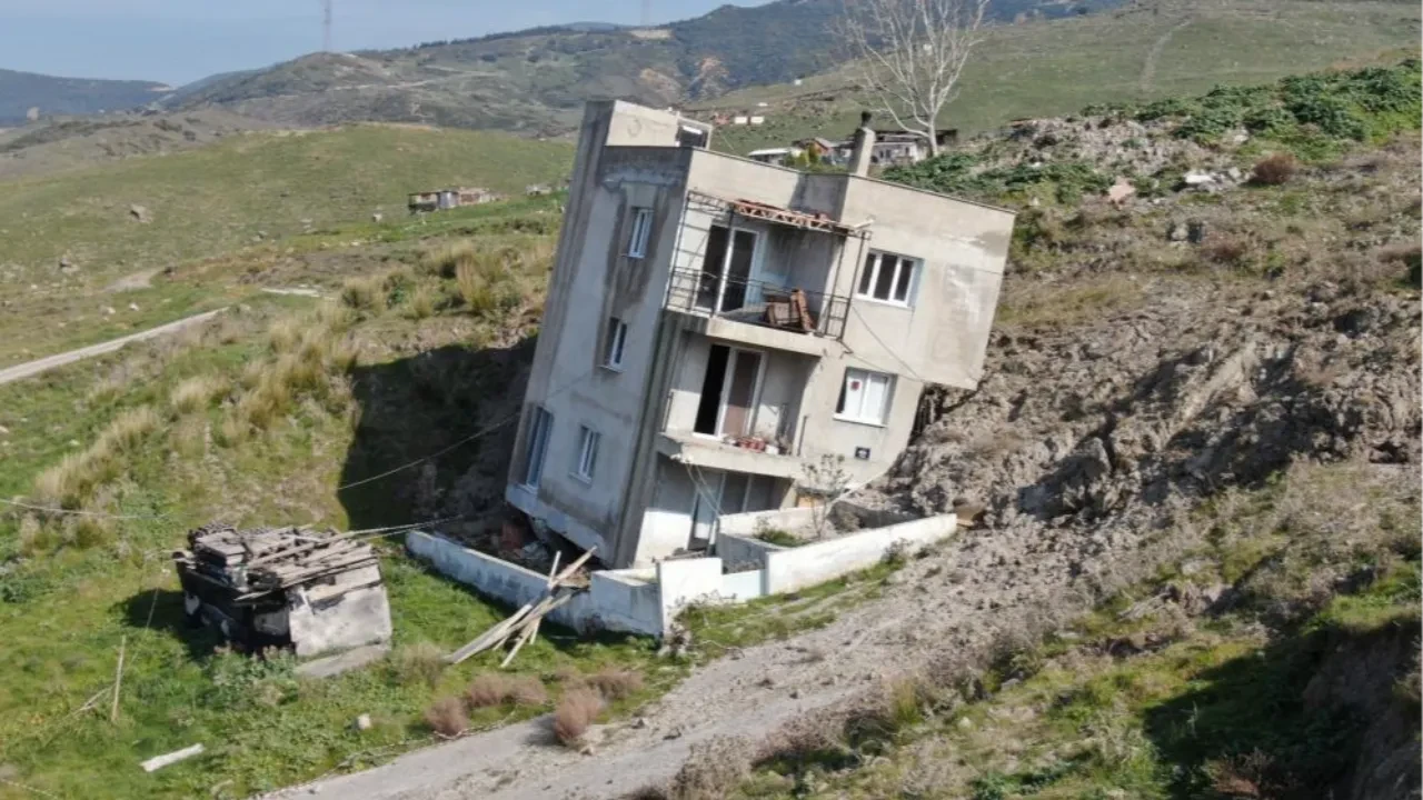 İzmir'de alarm çanları çalıyor! Yıllarca biriken çöp mahalleyi kaydırdı
