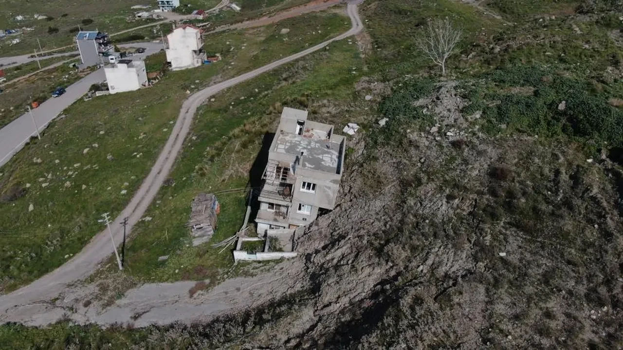 İzmir'de alarm çanları çalıyor! Yıllarca biriken çöp mahalleyi kaydırdı