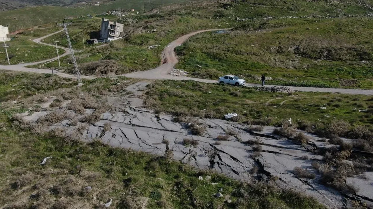İzmir'de alarm çanları çalıyor! Yıllarca biriken çöp mahalleyi kaydırdı