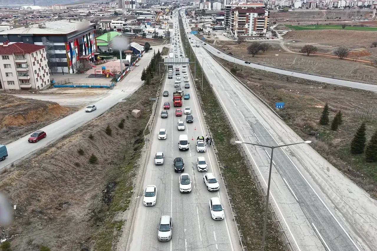 "Kilit kavşak" Kırıkkale'de bayram yoğunluğu! 43 şehrin geçiş güzergahı