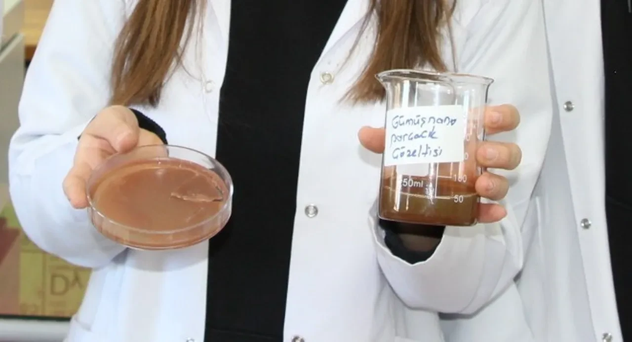 Lise öğrencileri, çay atığıyla yüzde 100'e yakın korumalı antibakteriyel kaplama geliştirildi