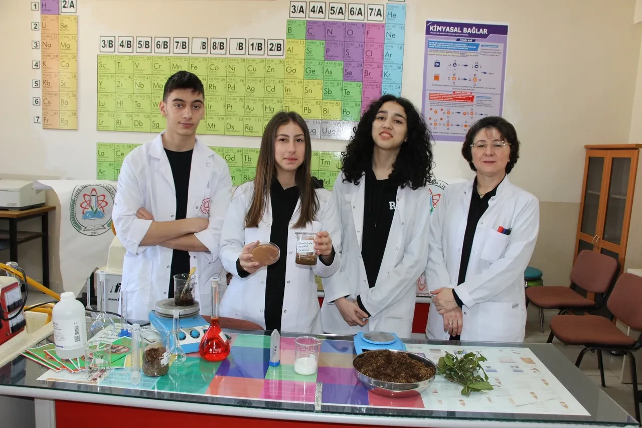 Lise öğrencileri, çay atığıyla yüzde 100'e yakın korumalı antibakteriyel kaplama geliştirildi