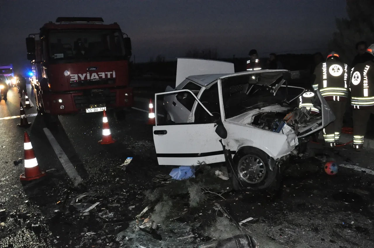 Manisa'da feci trafik kazası! Ölüler ve yaralılar var