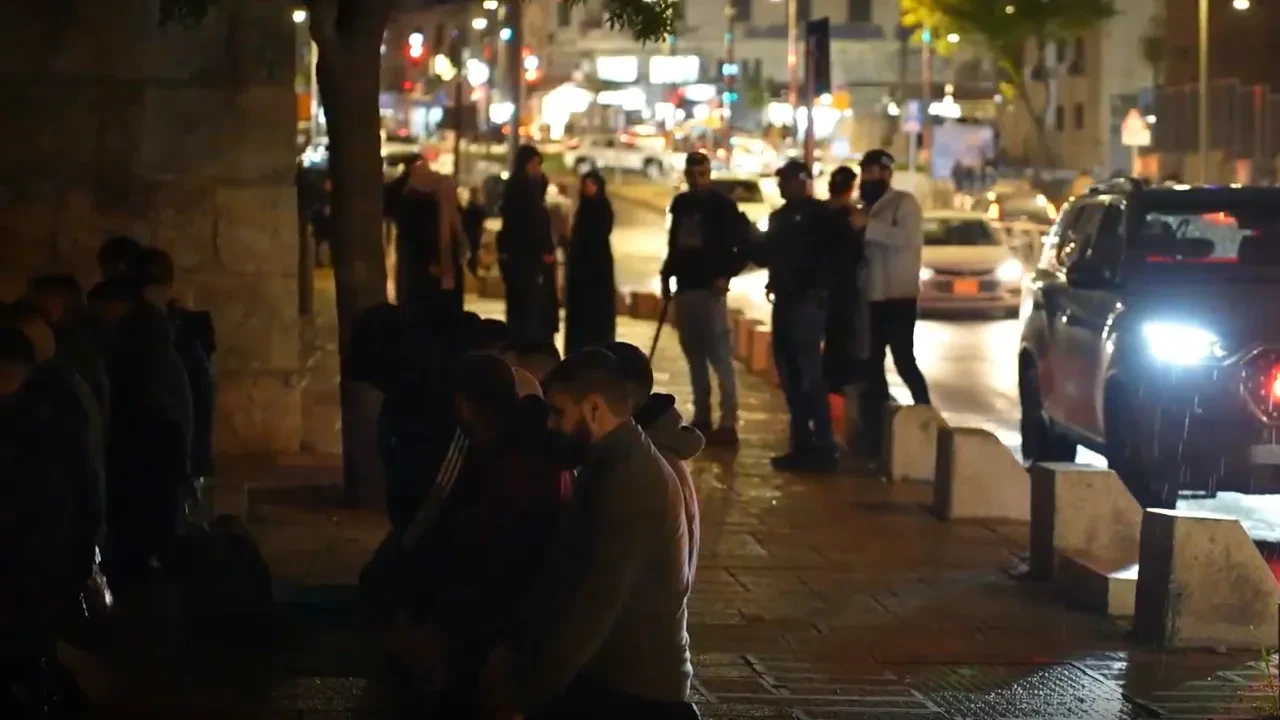 Mescid-i Aksa'yı kapatan işgalci İsrailliler zulme devam ediyor! Teravih namazı kılan Müslümanlara sert müdahale