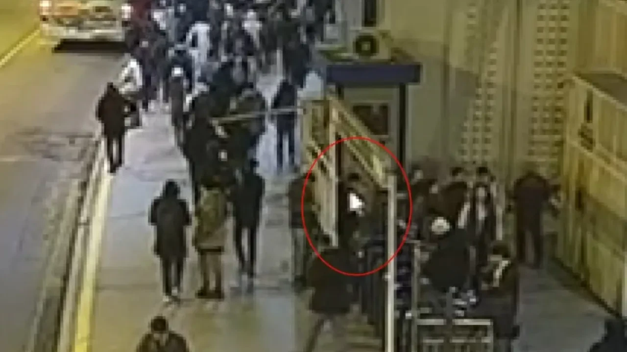 Metrobüste vatandaşların kabusu oldu! İlk önce seçti, sonra kabalıktan faydalandı 