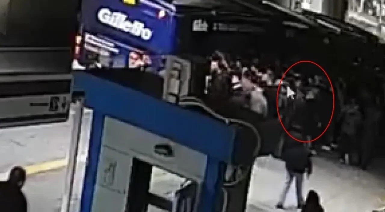 Metrobüste vatandaşların kabusu oldu! İlk önce seçti, sonra kabalıktan faydalandı 