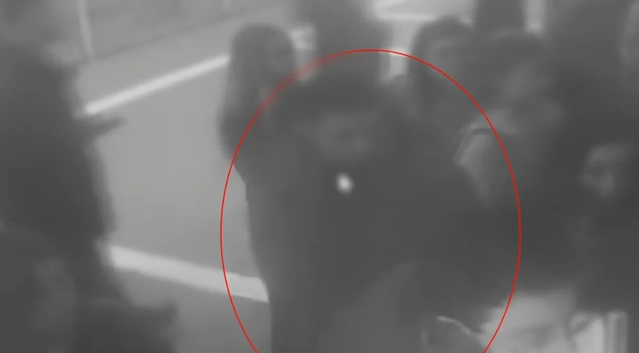 Metrobüste vatandaşların kabusu oldu! İlk önce seçti, sonra kabalıktan faydalandı 