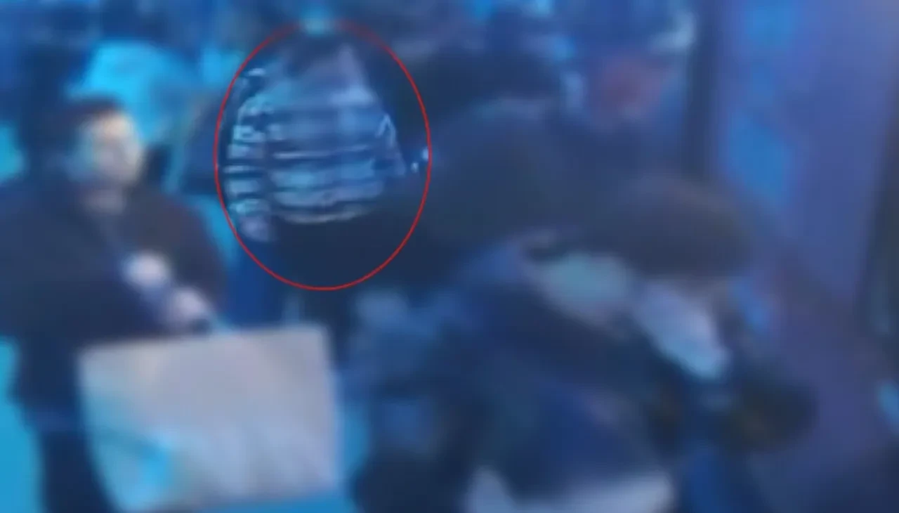 Metrobüste vatandaşların kabusu oldu! İlk önce seçti, sonra kabalıktan faydalandı 