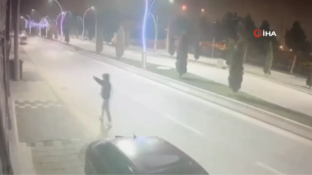 Motosikletle geldiler, kurşunlayıp kaçtılar! Alkollü mekana saldırı anı kamerada