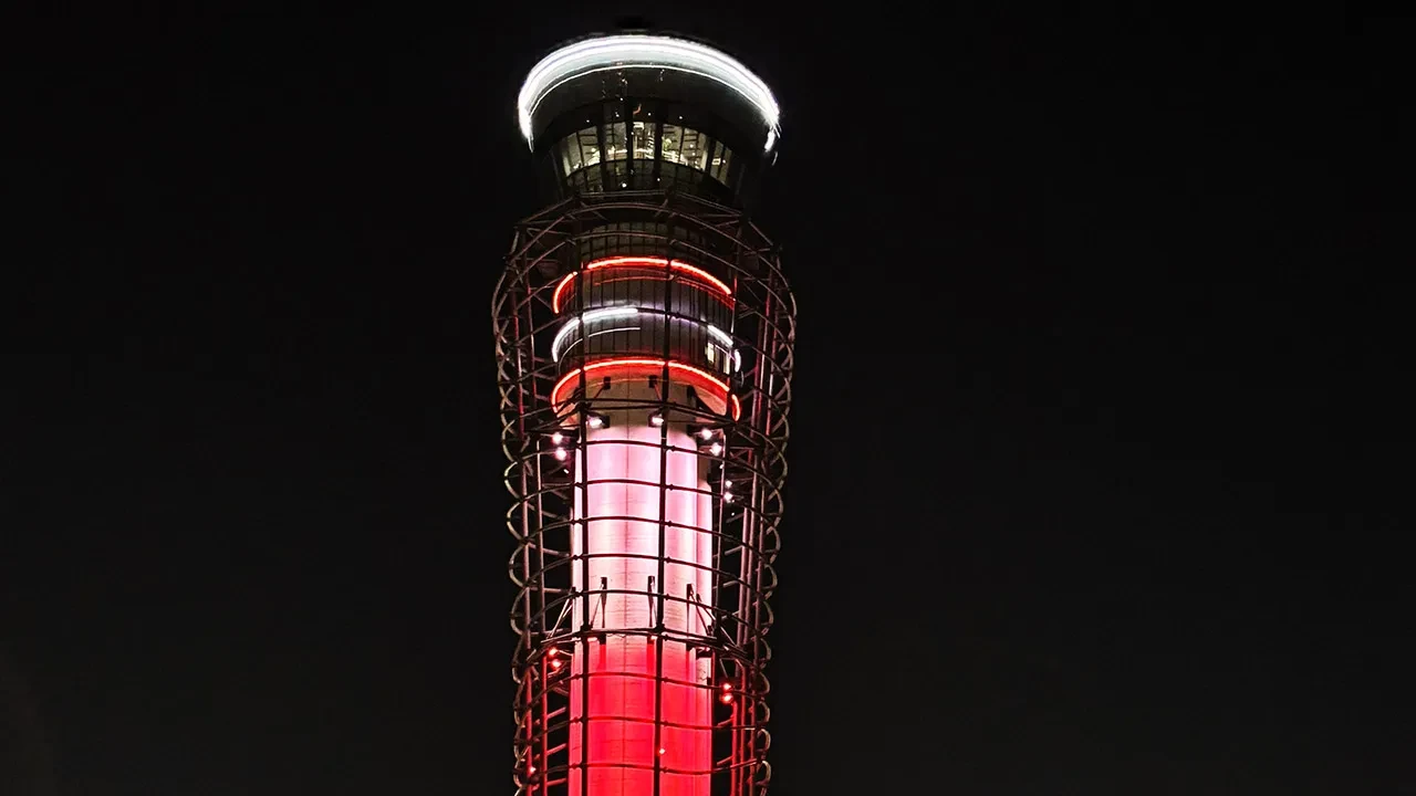 Sabiha Gökçen’de Çanakkale ruhu gökyüzüne yansıdı:  ATC, Türk Bayrağı renkleriyle aydınlatıldı