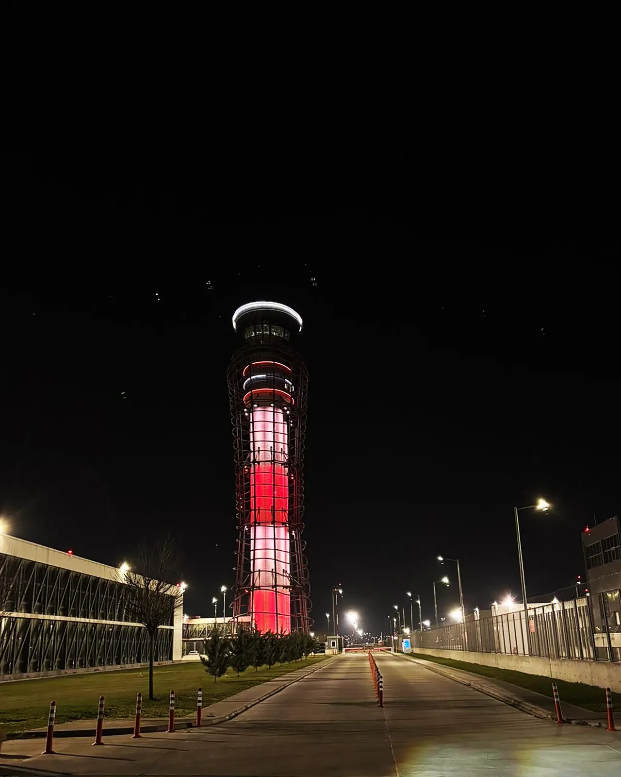 Sabiha Gökçen’de Çanakkale ruhu gökyüzüne yansıdı:  ATC, Türk Bayrağı renkleriyle aydınlatıldı