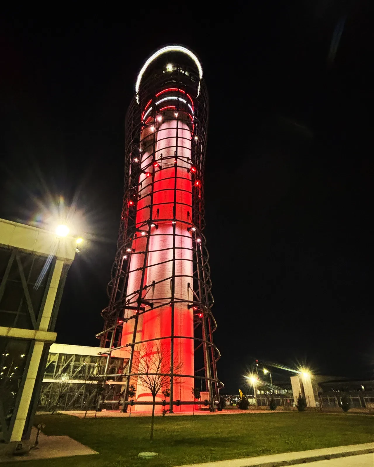 Sabiha Gökçen’de Çanakkale ruhu gökyüzüne yansıdı:  ATC, Türk Bayrağı renkleriyle aydınlatıldı