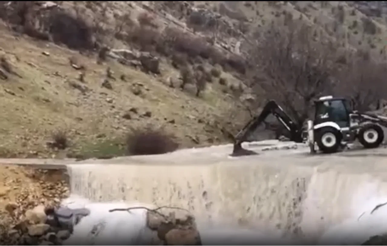 Sağanak yağış yolları kapattı: Beytüşşebap’ta ekipler heyelana karşı seferber oldu