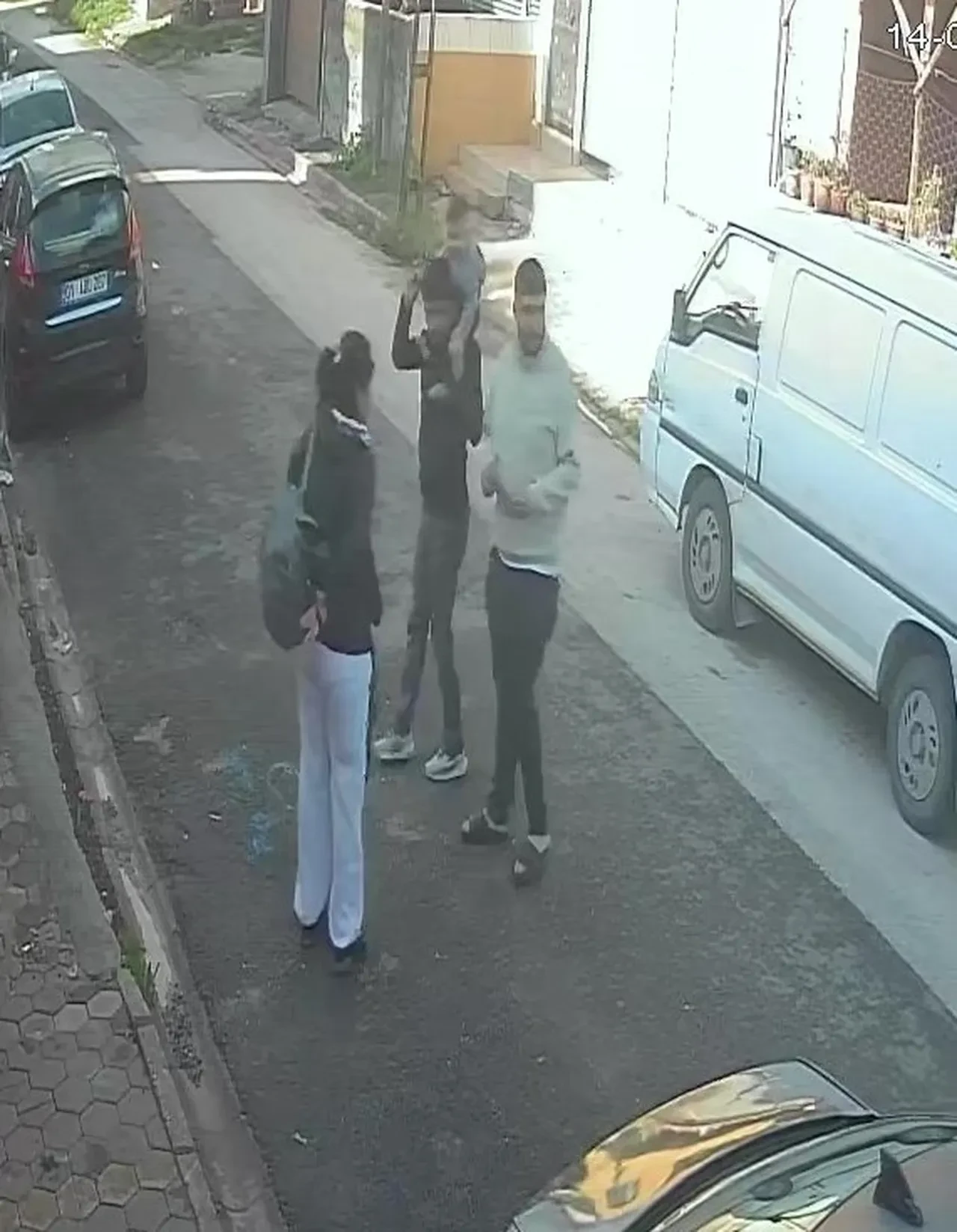 Sanki hırsızlık değil de alın teri! Otomobilden çaldıkları altınları paylaşıp, eğlendiler