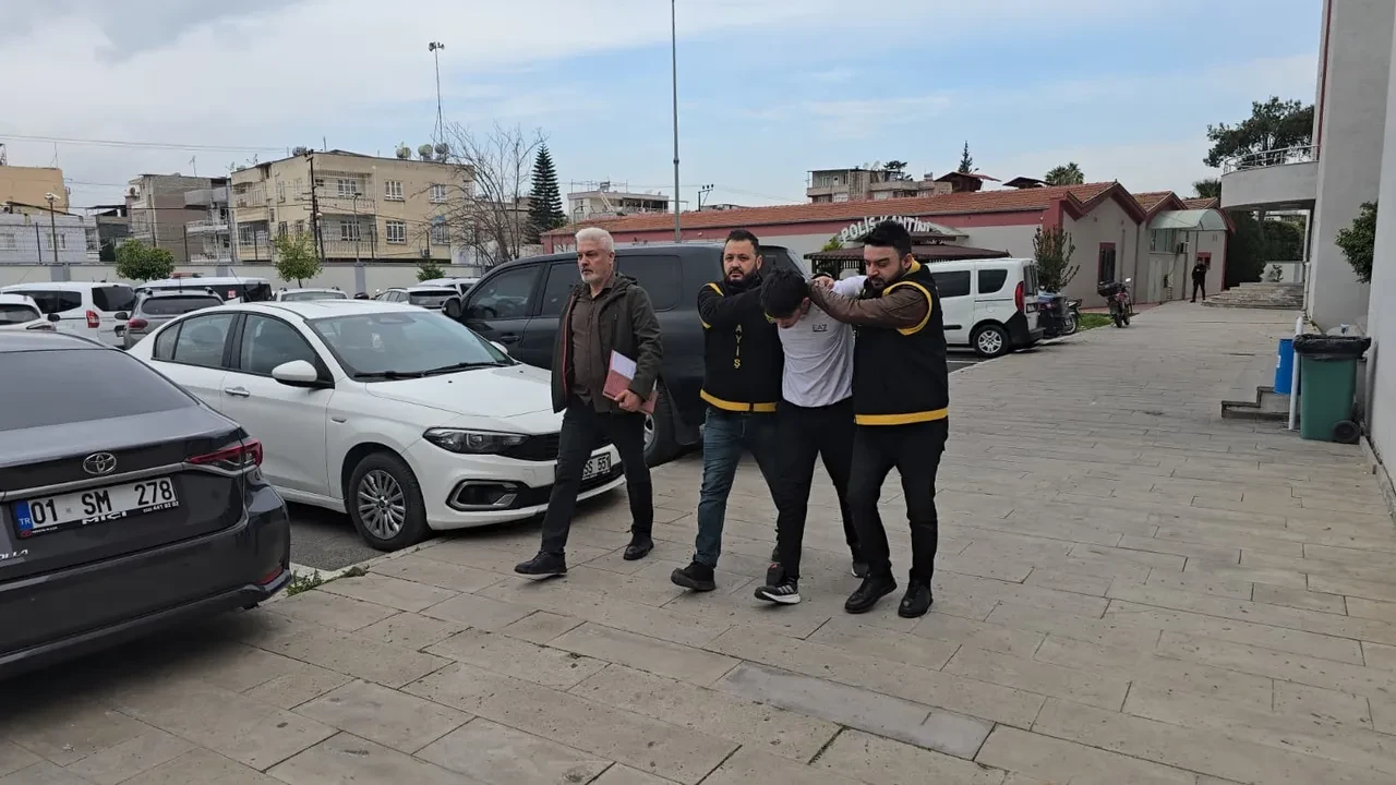 Sanki hırsızlık değil de alın teri! Otomobilden çaldıkları altınları paylaşıp, eğlendiler