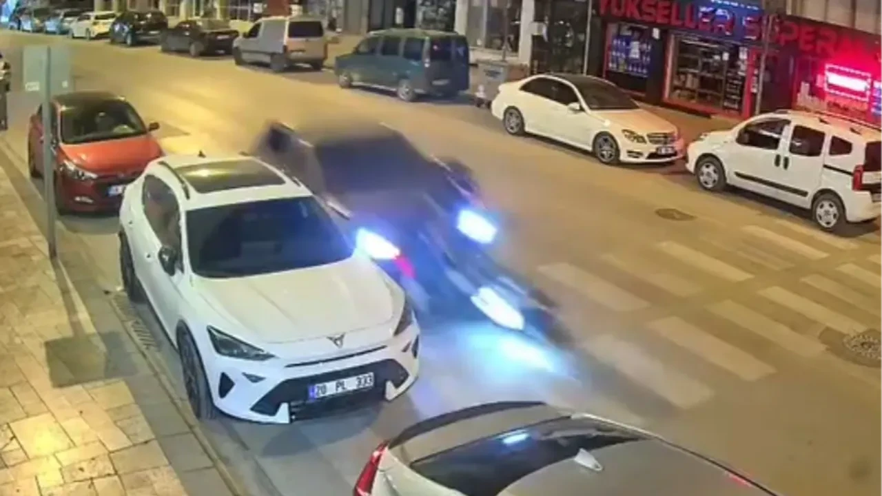 Tartıştığı motosikletliye aracıyla çapıp arkasına bakmadan kaçtı! Korkrunç anlar kamerada 