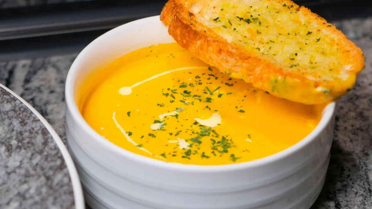 Tuzu fazla kaçan çorbayı tek hamlede kurtarın! İçine bir adet atarsanız...