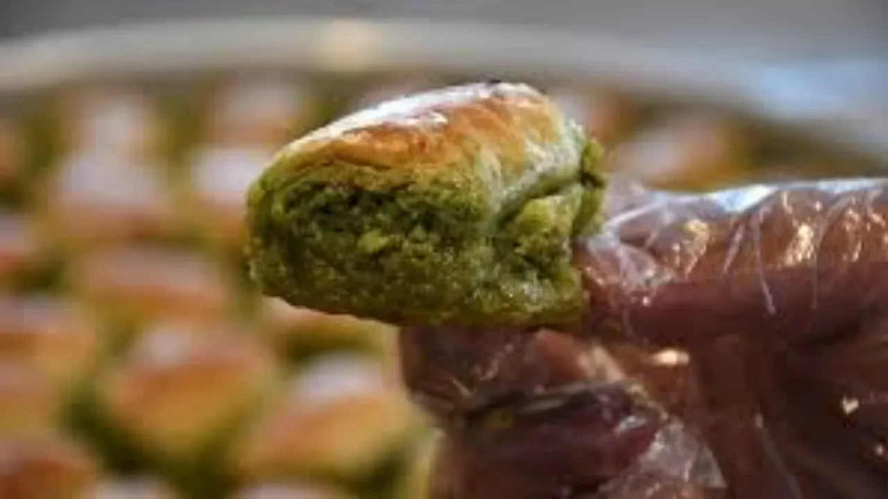 Ucuz tatlının içinde 'mide bulandıran' ayrıntı! Uzman isim gizli hileyi açıkladı