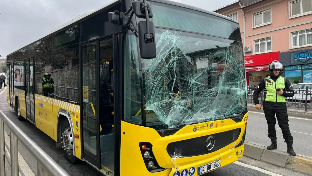 Üsküdar'da feci kaza! İki İETT otobüsü durakta çarpıştı