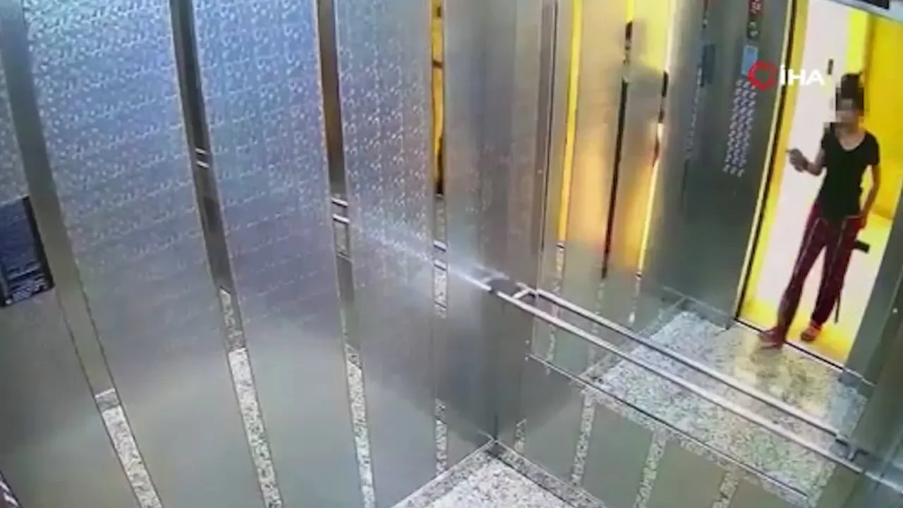 Üzerinde pijama, elinde pompalı tüfek! Eski erkek arkadaşının evini basıp dehşeti yaşattı: O anlar kamerada 