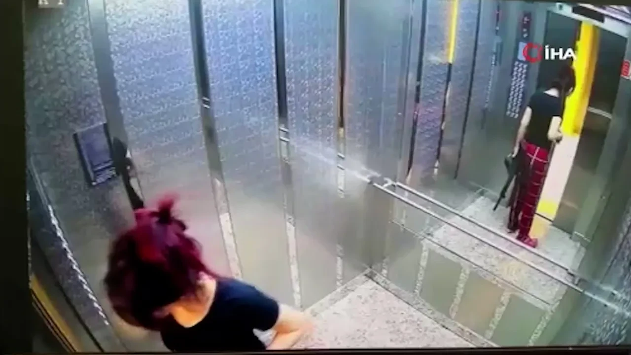 Üzerinde pijama, elinde pompalı tüfek! Eski erkek arkadaşının evini basıp dehşeti yaşattı: O anlar kamerada 