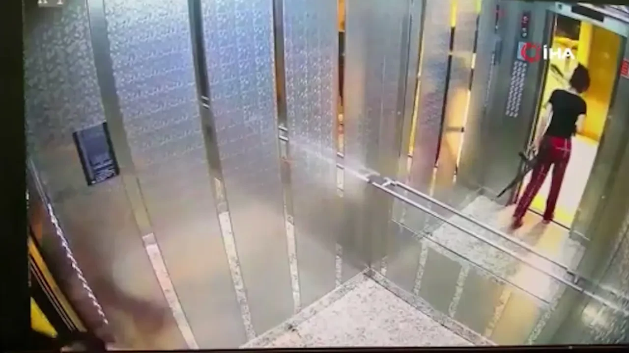 Üzerinde pijama, elinde pompalı tüfek! Eski erkek arkadaşının evini basıp dehşeti yaşattı: O anlar kamerada 