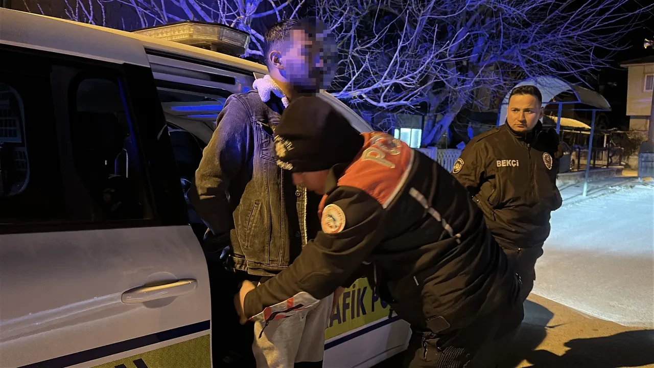 Yakalanmamak için polisin üstüne araç sürüp kaçtı! Bedeli ağır oldu 